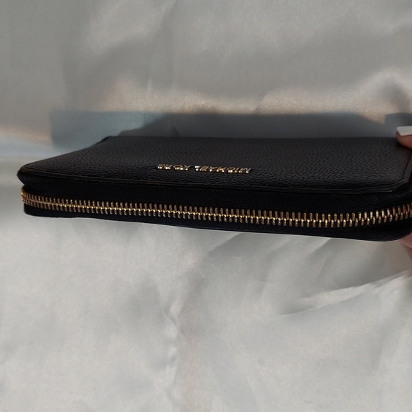 Michael Kors Black Genuine Leather Wallet with Zip - Picture 5 of 10